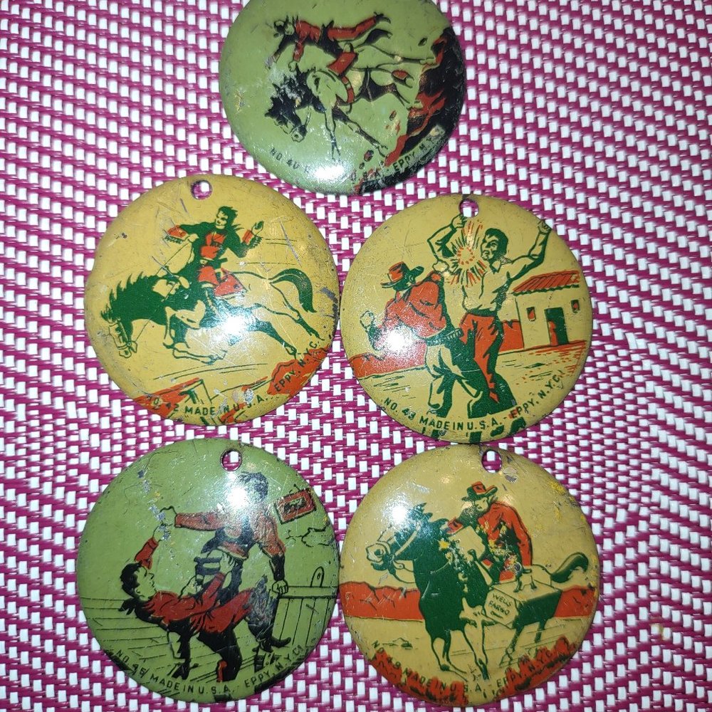23 Vintage 1940 Eppy NYC Cowboys & Indians Western Tin Pendant Charms - Picture 4 of 6